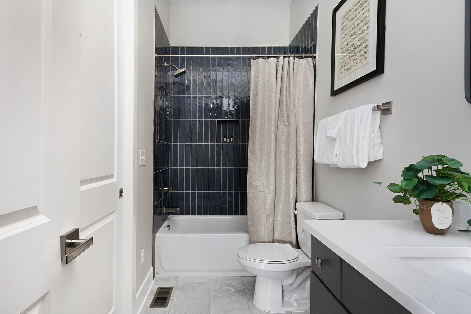 Full Bathroom 3