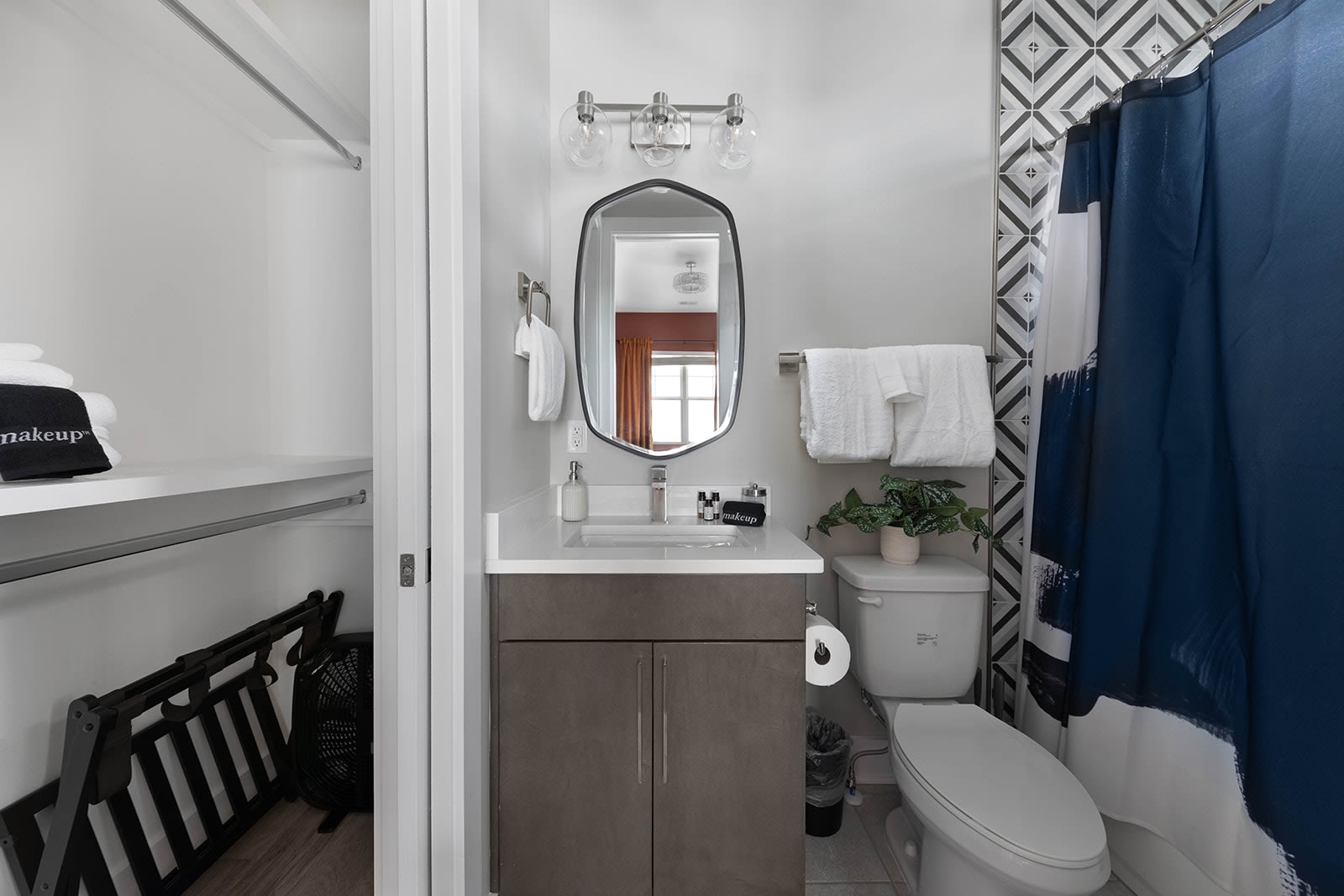 Full Bathroom 4