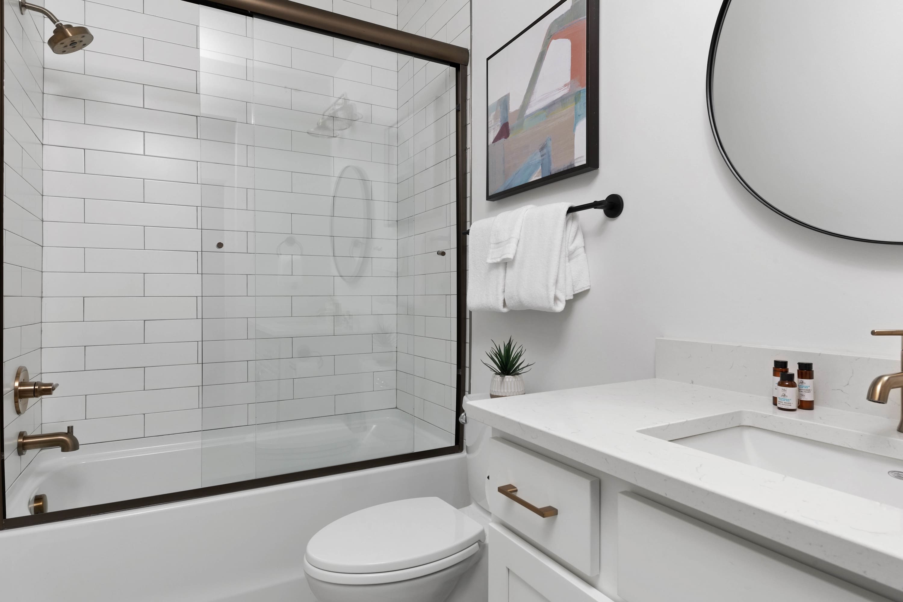 Full Bathroom 4