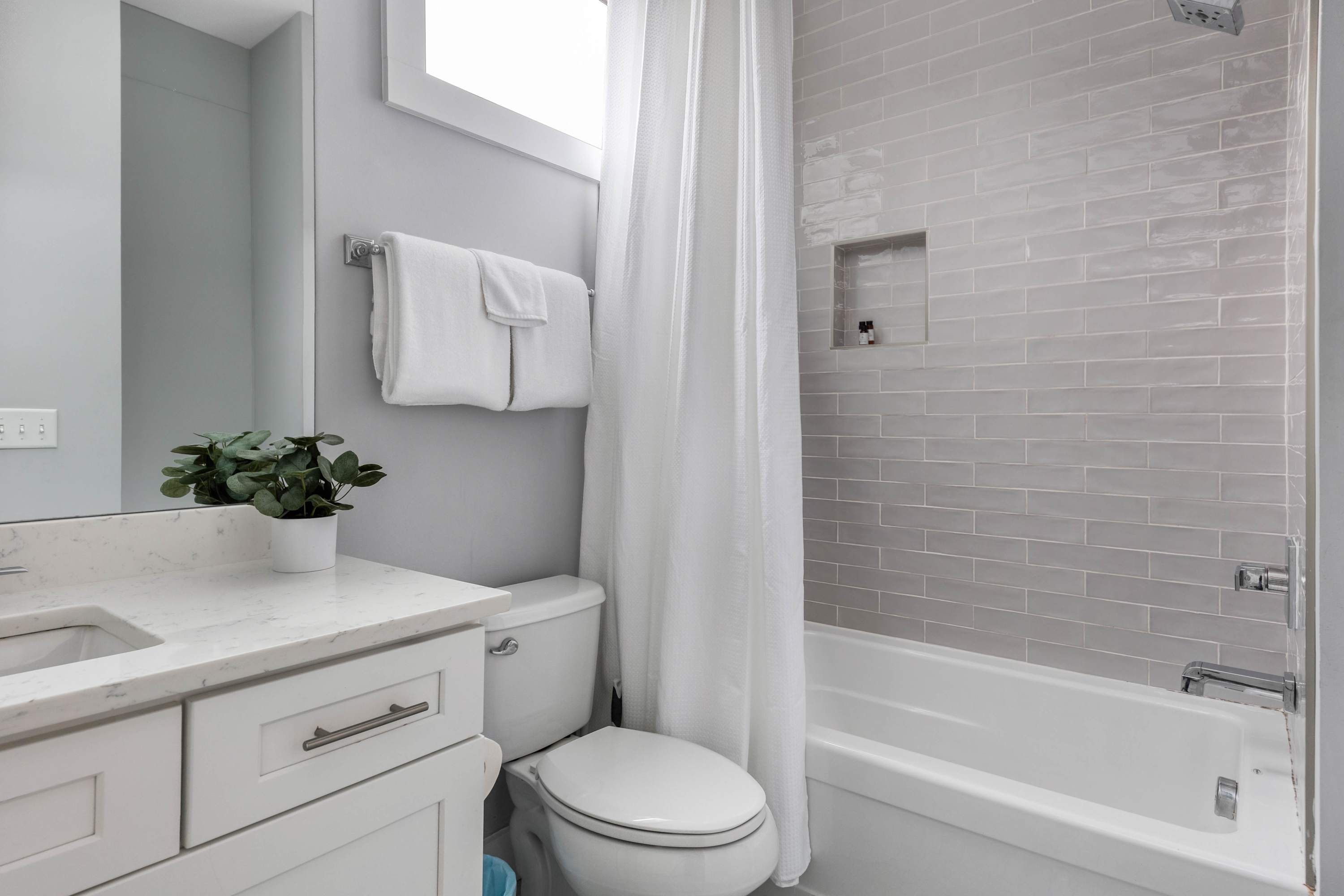 Full Bathroom 3