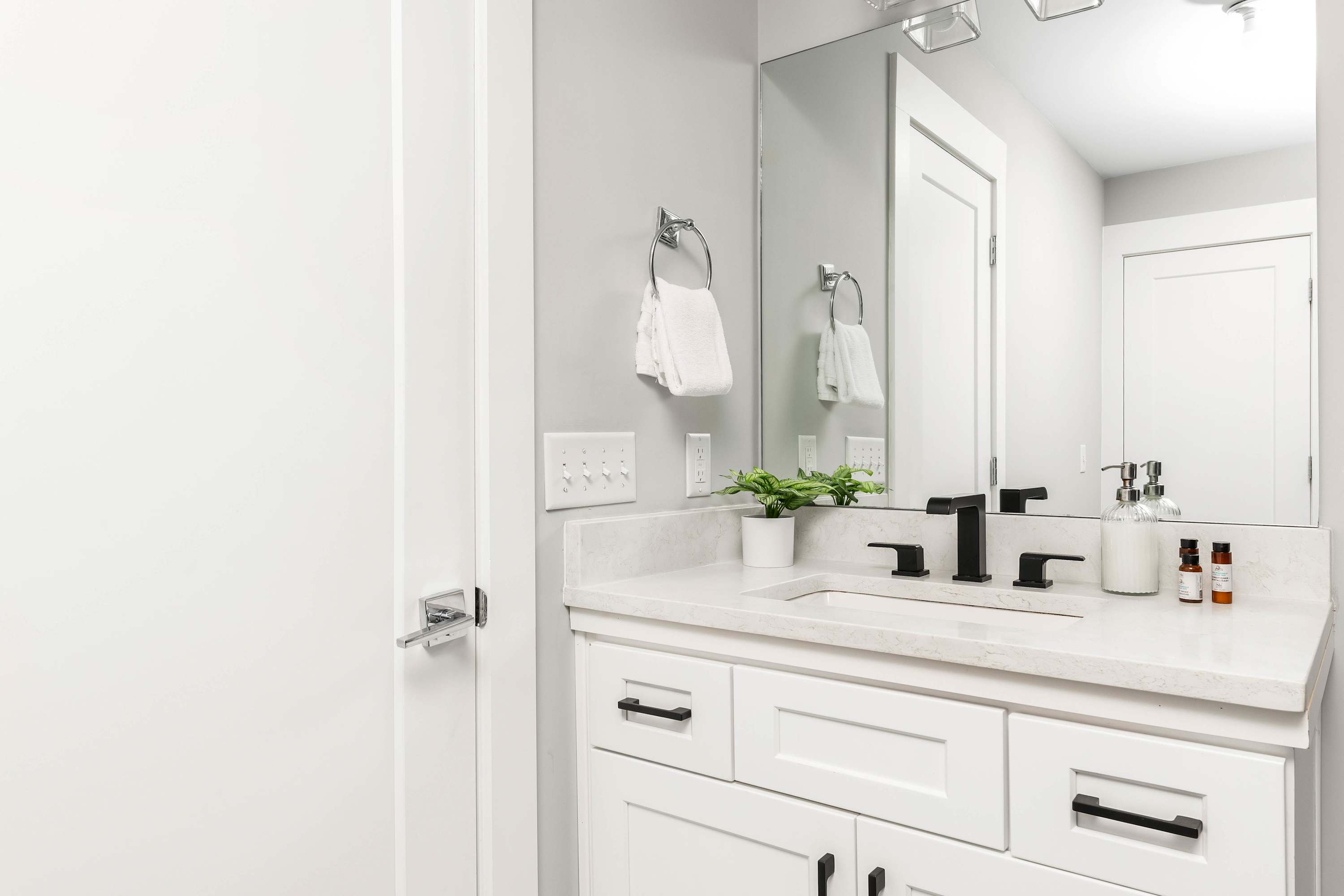 Full Bathroom 4