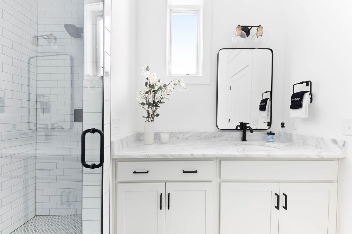 Full Bathroom 2