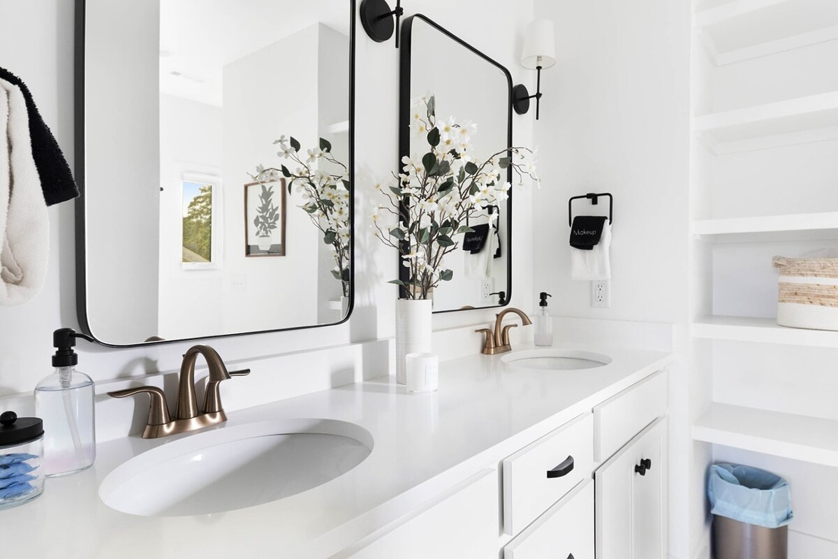 Full Bathroom 1