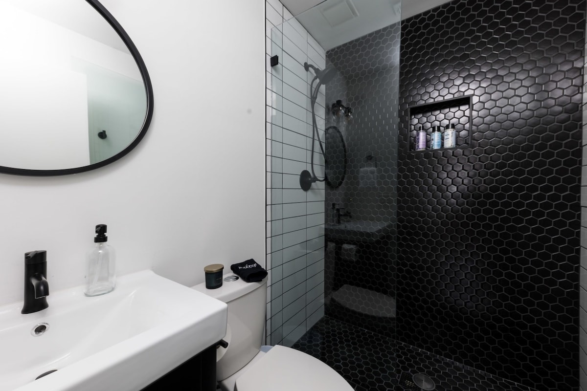 Full Bathroom 1