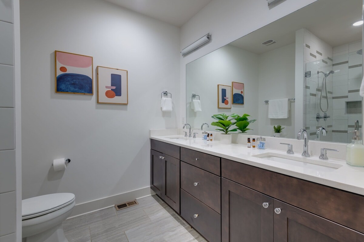 Full Bathroom 1