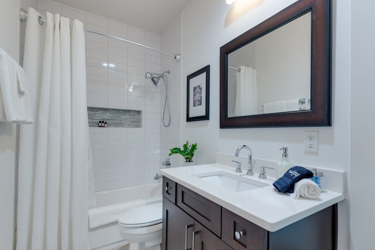 Full Bathroom 3