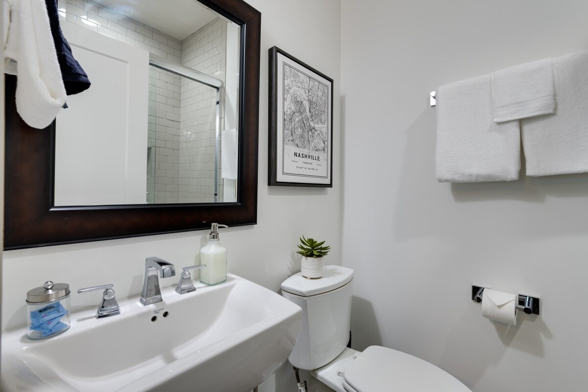 Full Bathroom 2