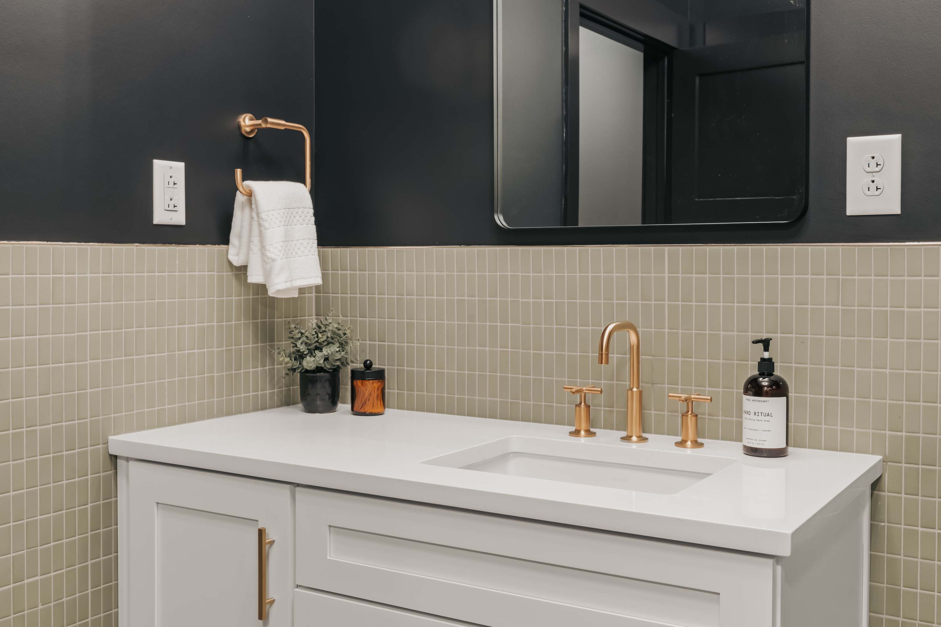 Full Bathroom 2