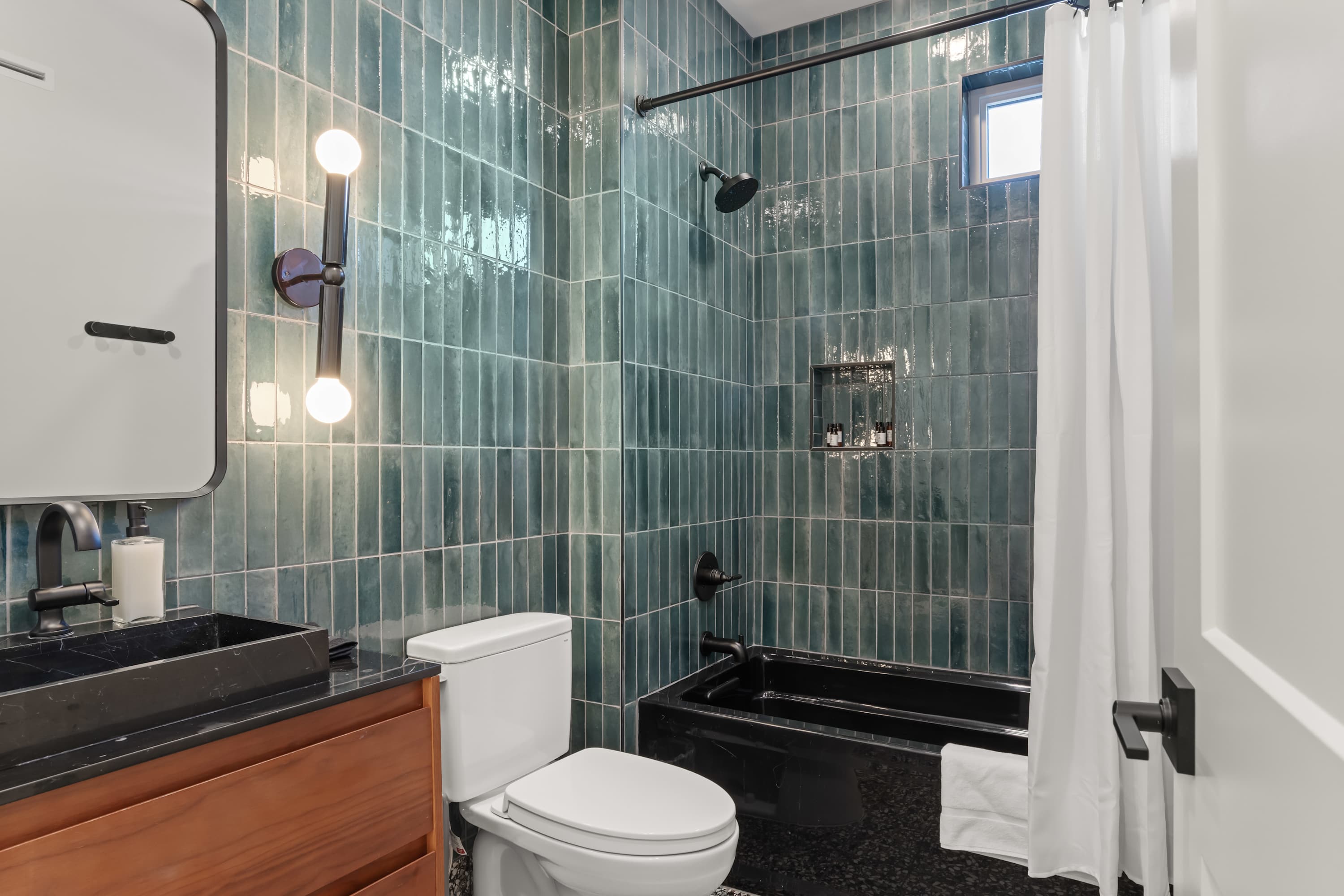 Full Bathroom 2