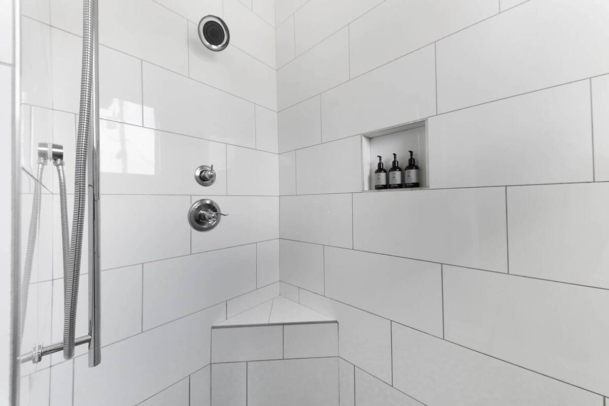 Full Bathroom 3