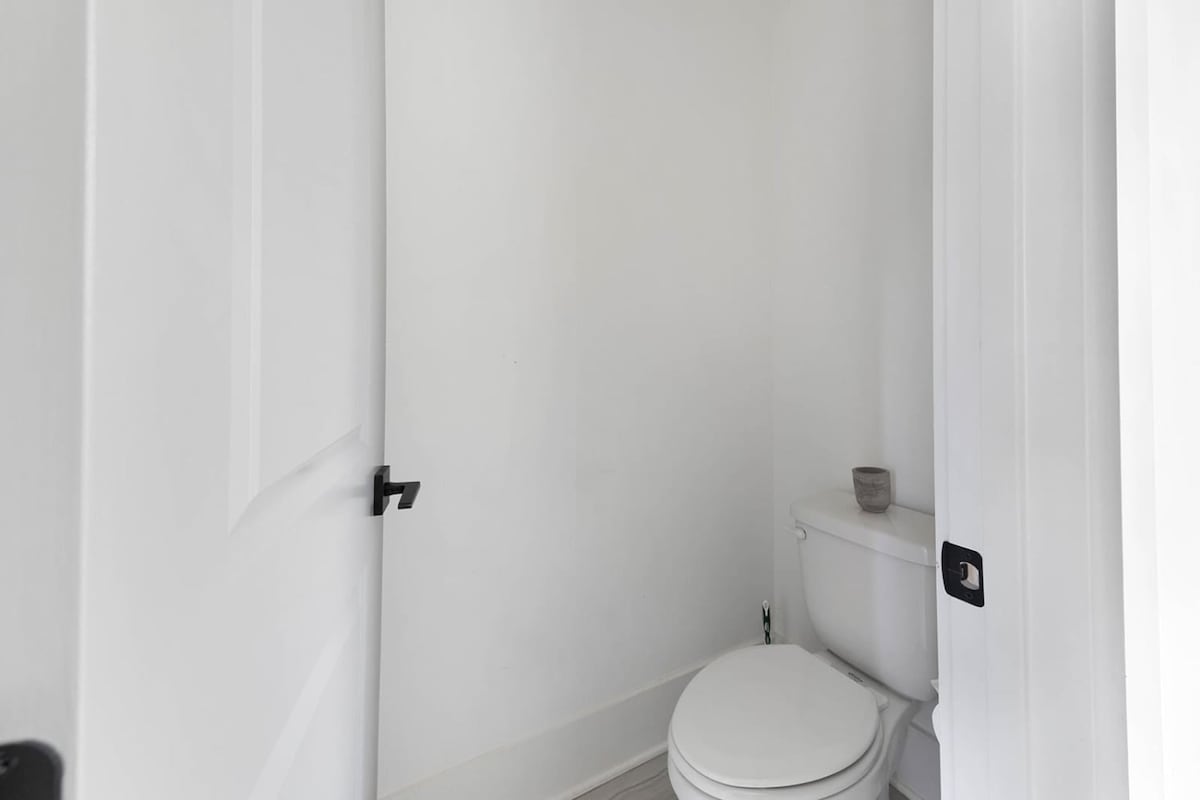 Full Bathroom 2