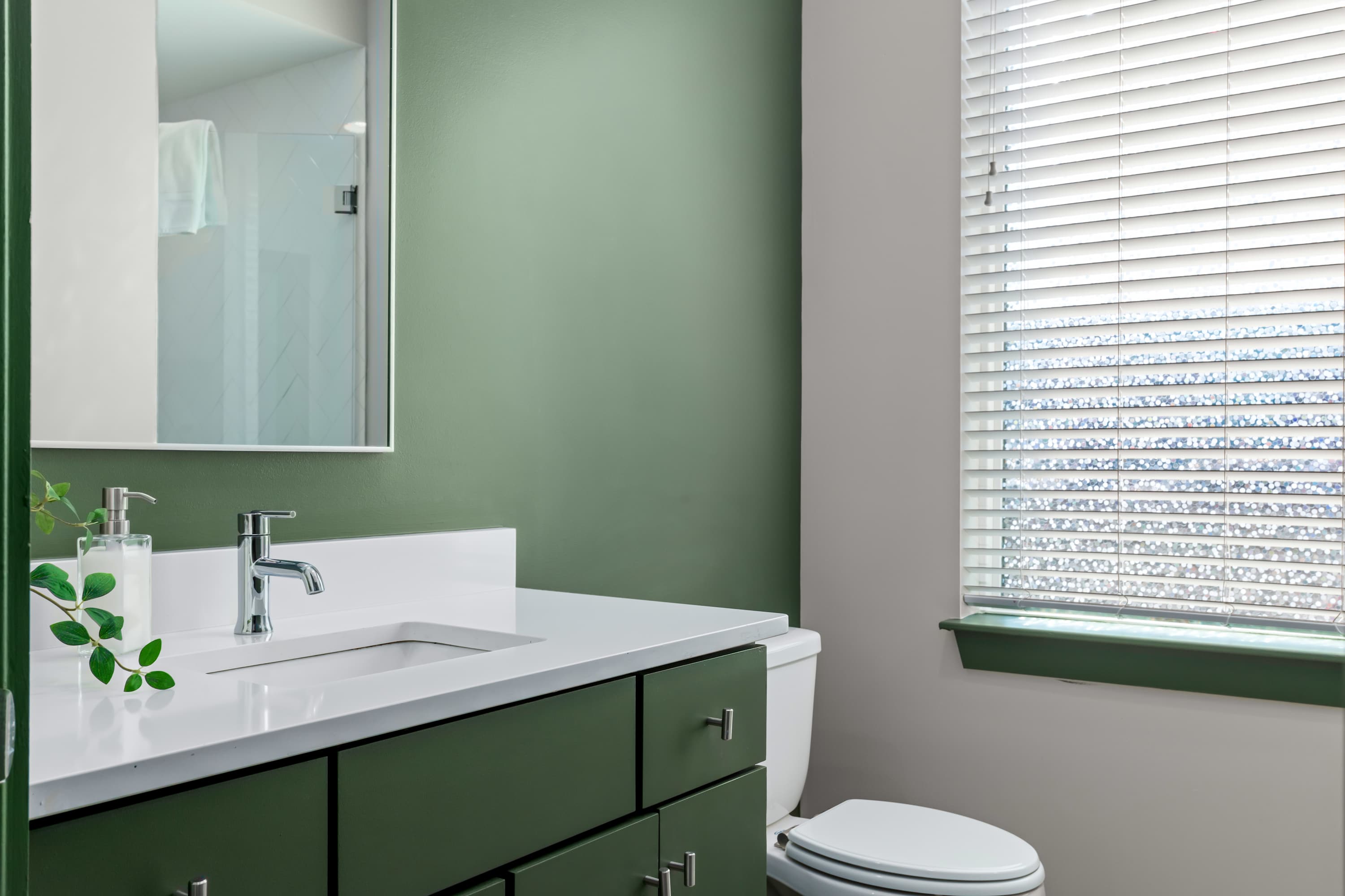 Full Bathroom 1