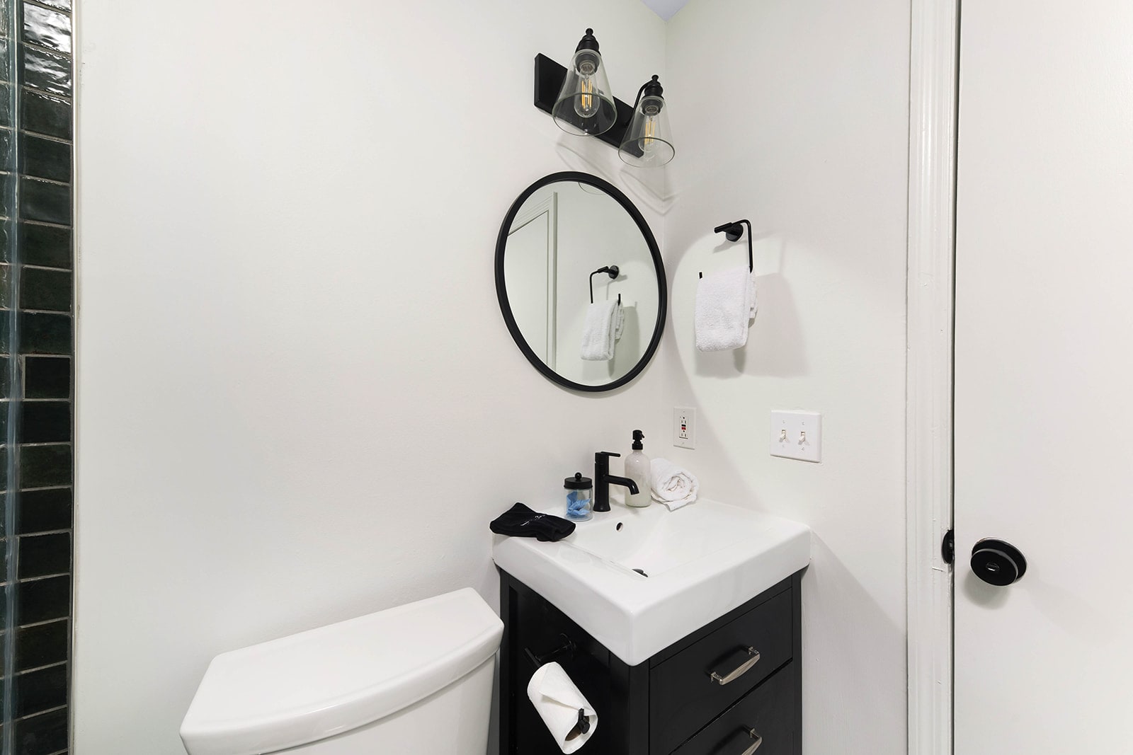 Full Bathroom 1