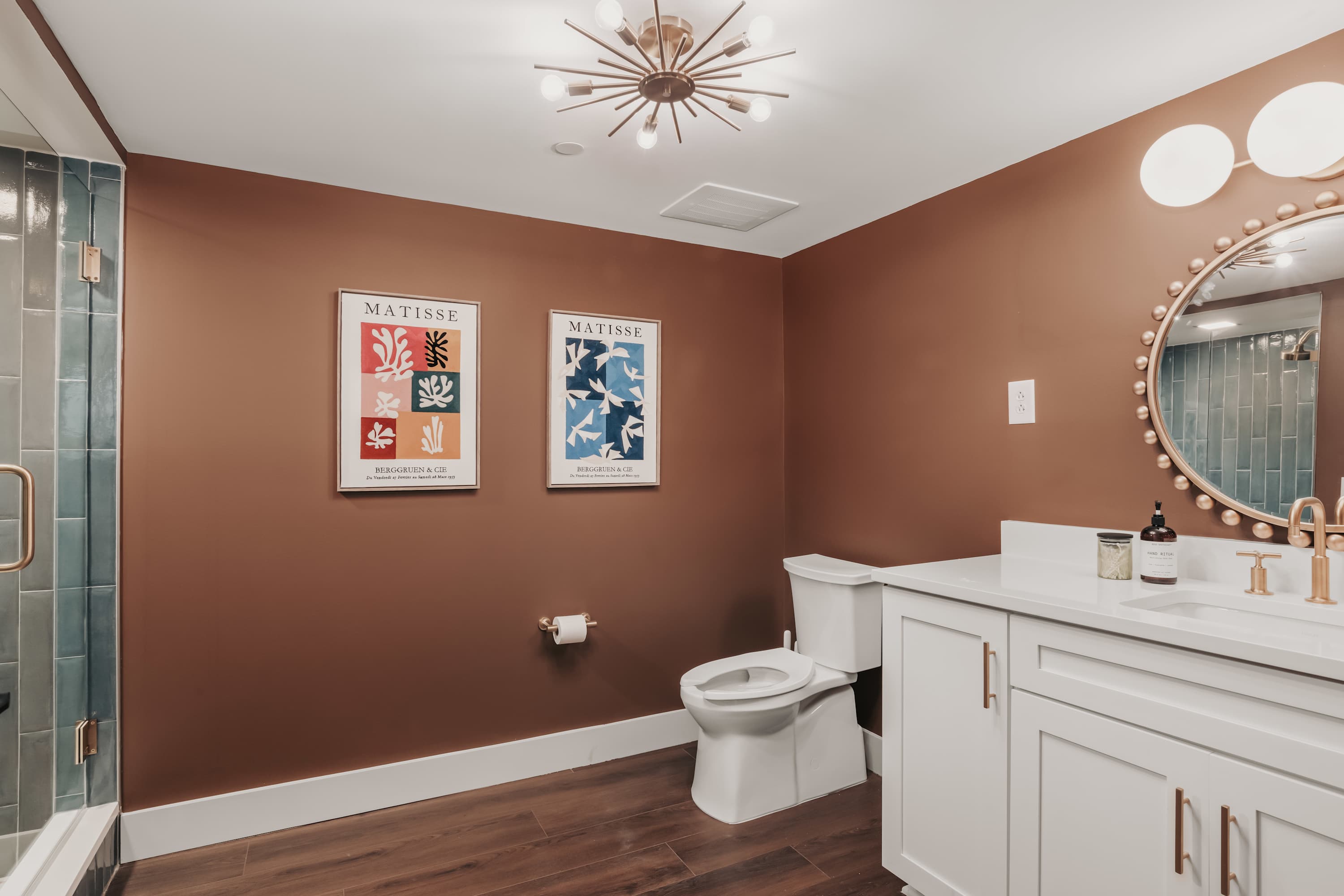 Roxie: Full Bathroom 2