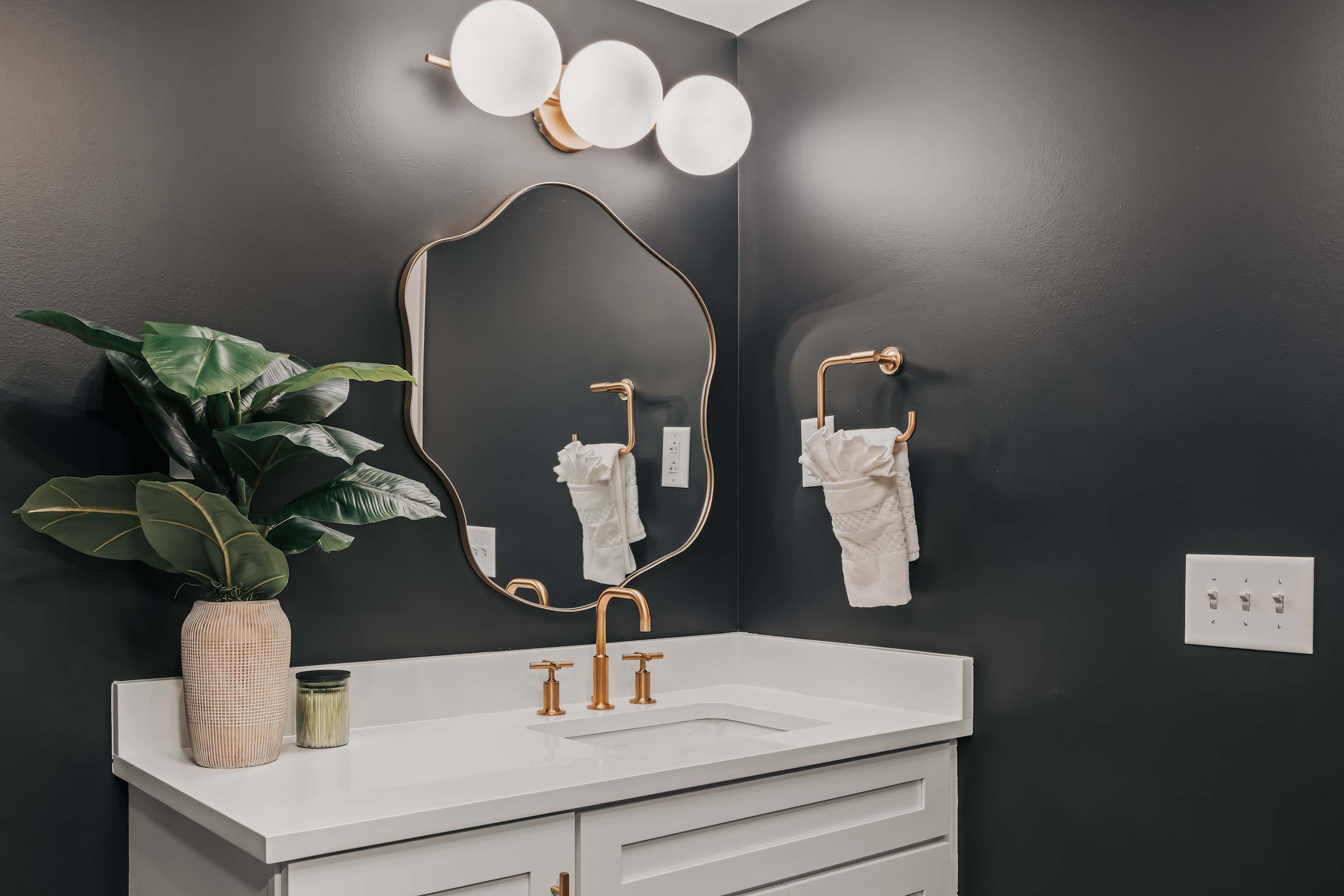Roxie: Full Bathroom 1