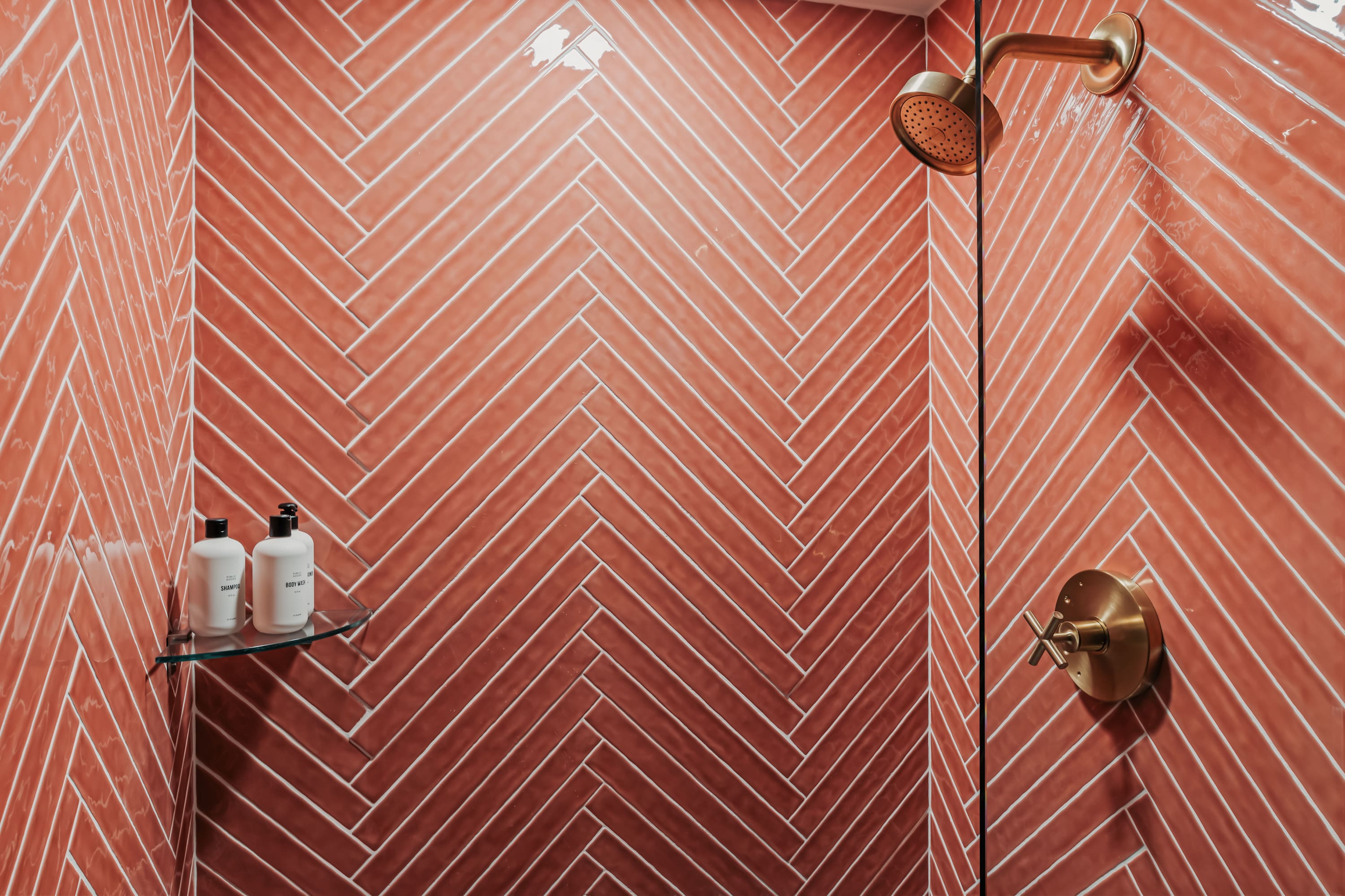 Roxie: Full Bathroom 3