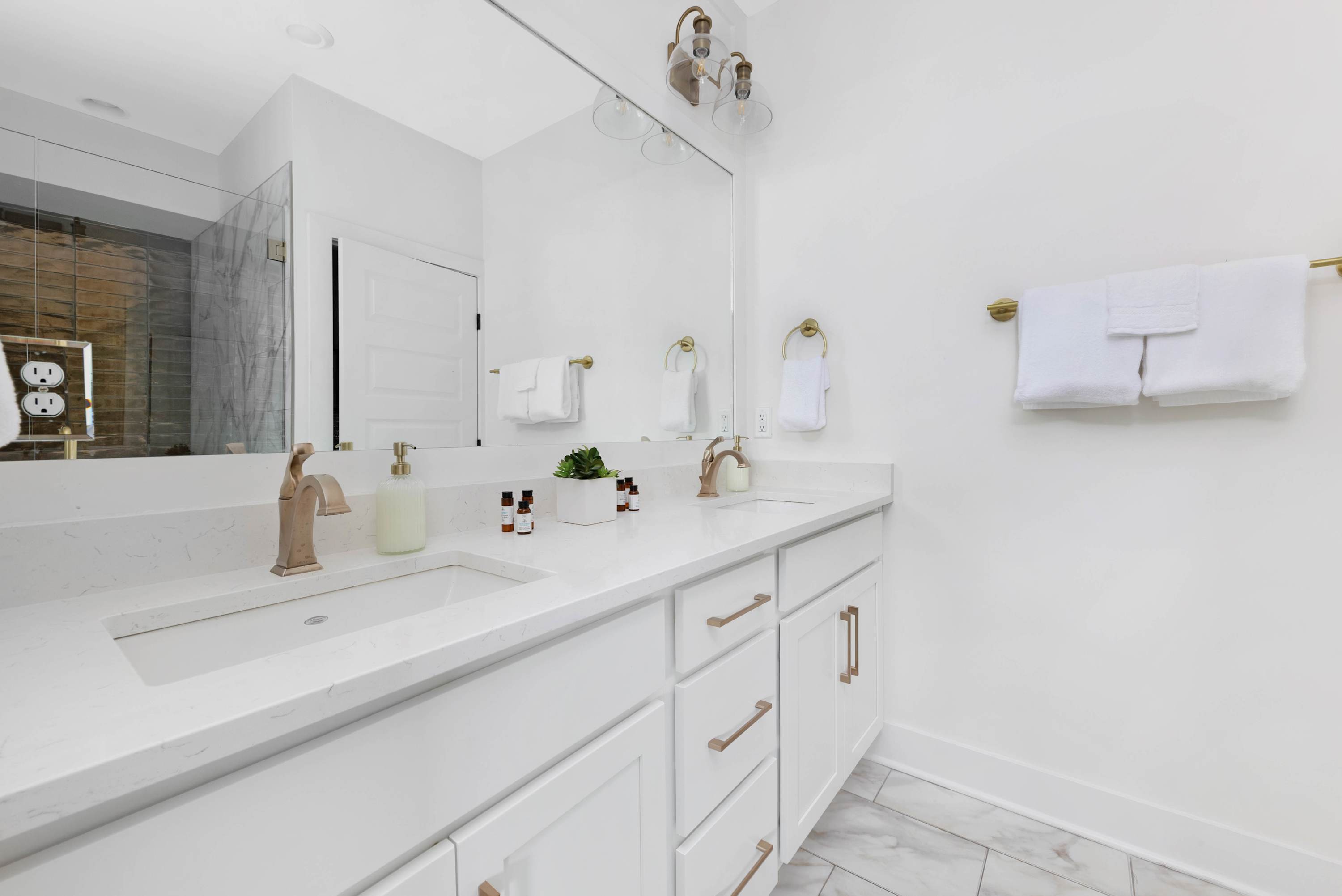 Full Bathroom 2
