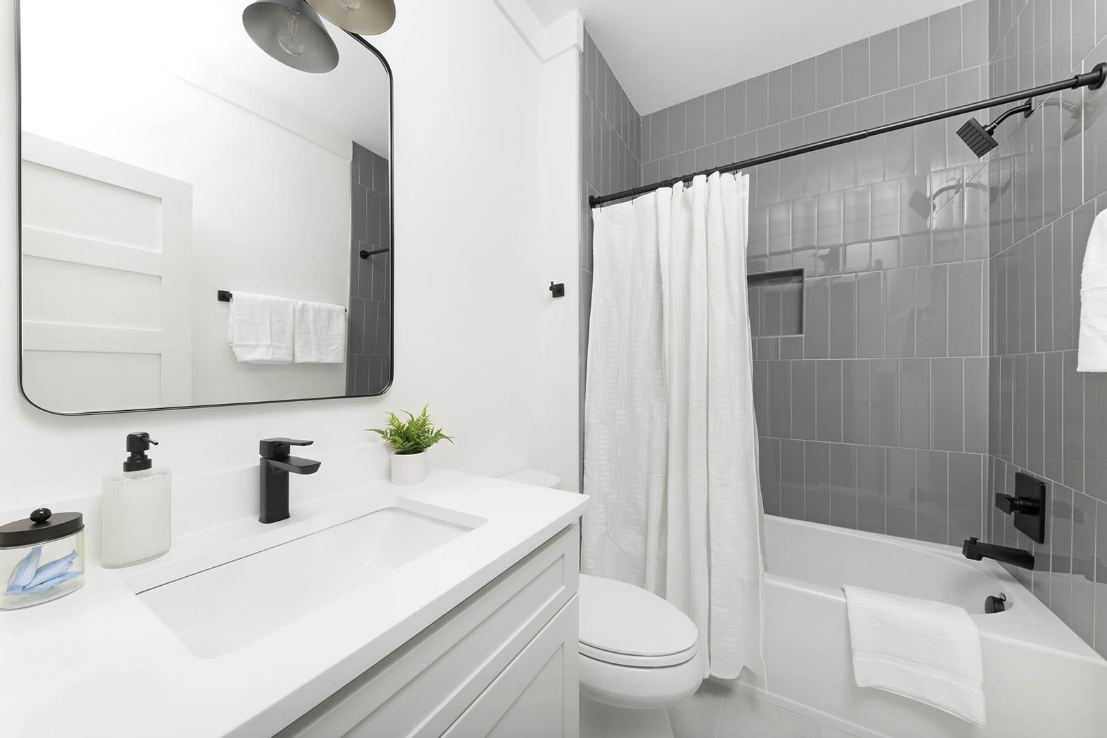 Full Bathroom 2