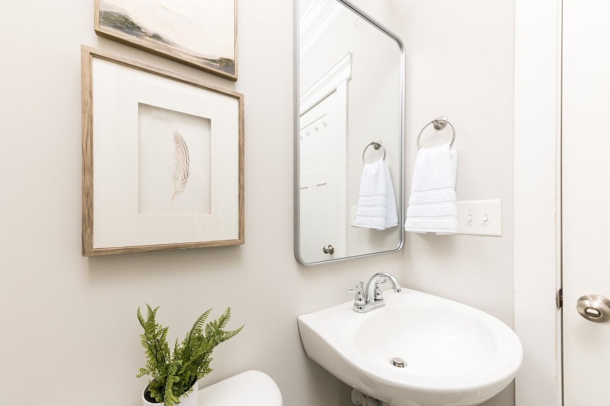 Full Bathroom 1