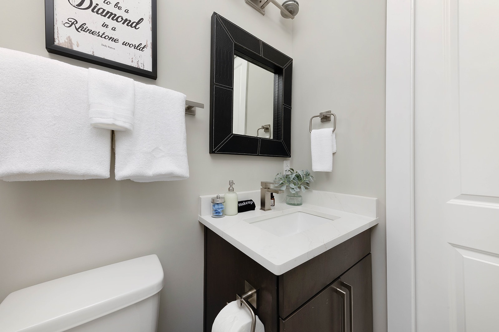Full Bathroom 4