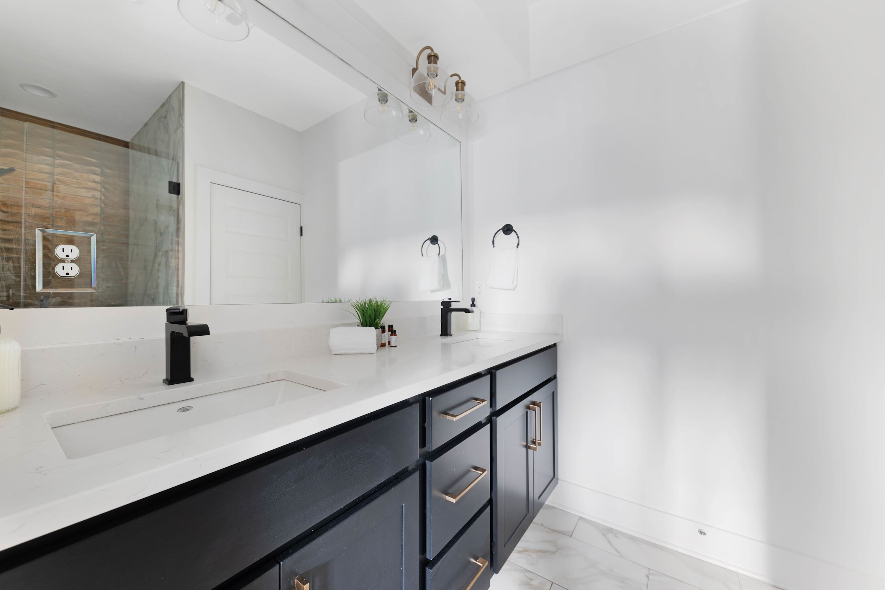 Full Bathroom 1