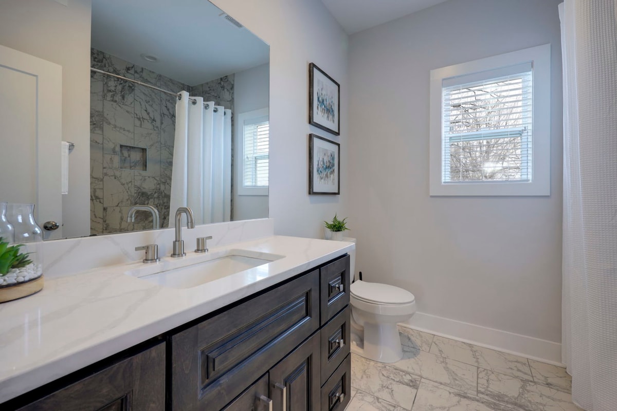 Full Bathroom 2