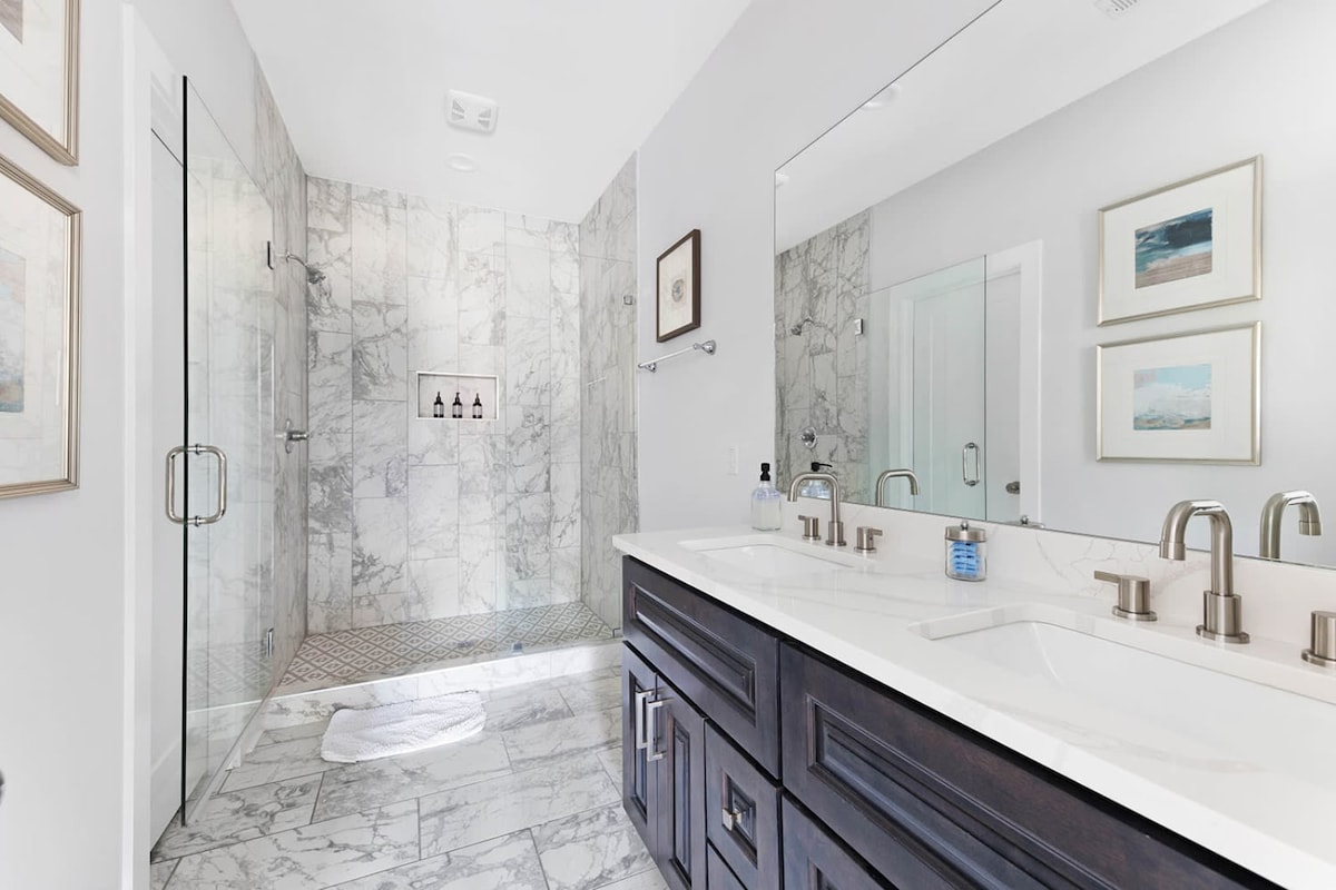 Full Bathroom 1