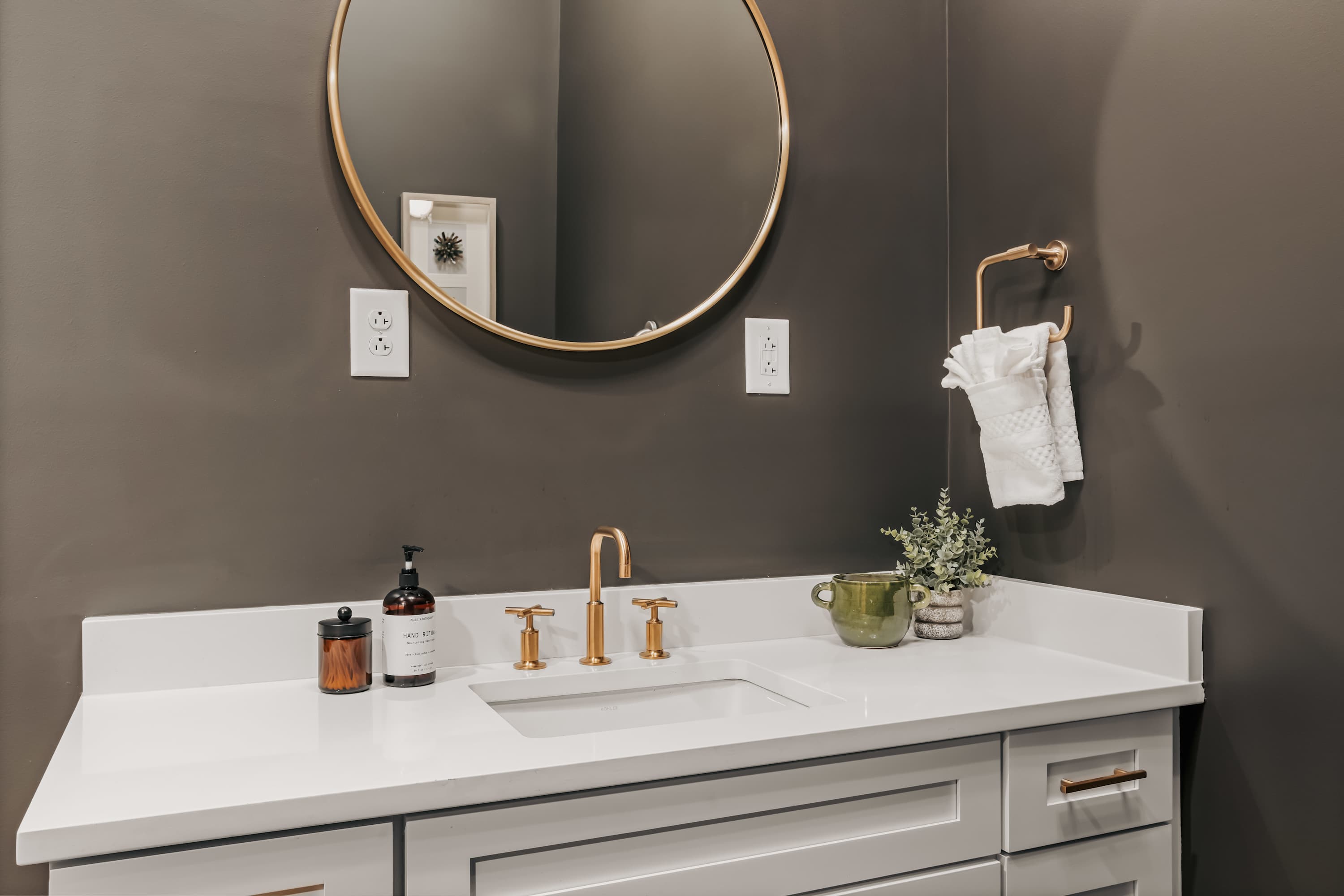 Full Bathroom 1