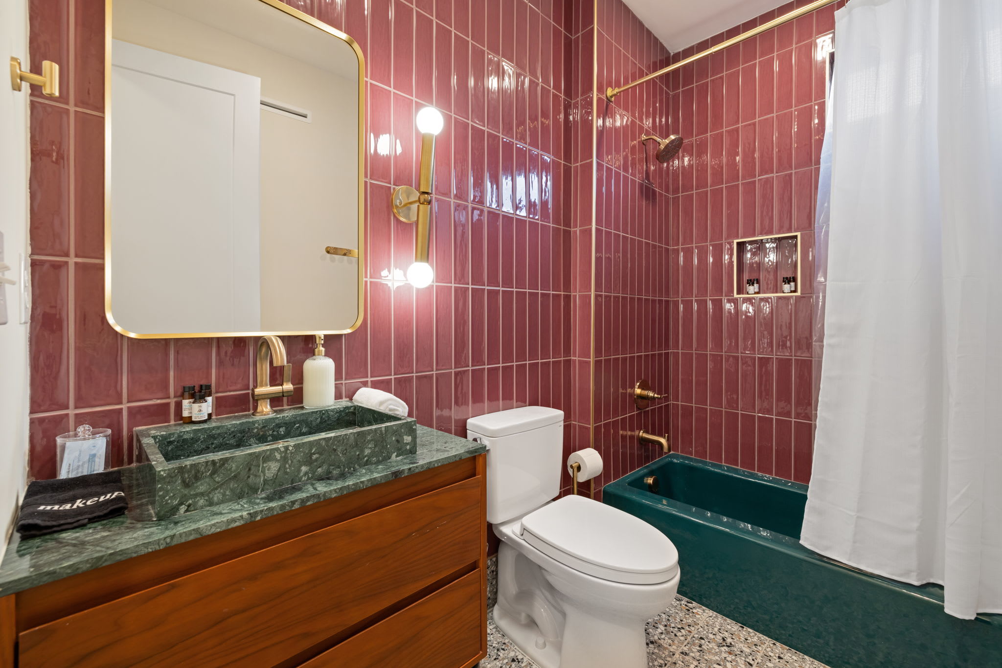 Linden: Full Bathroom 1