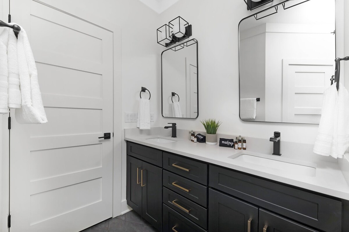 Full Bathroom 1