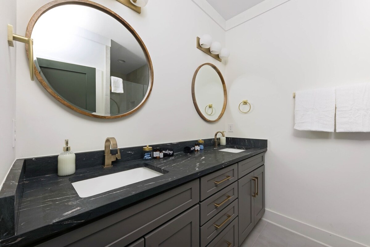 Full Bathroom 1