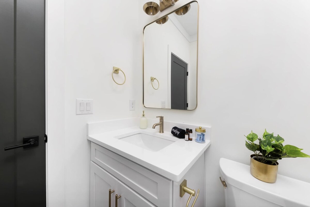Full Bathroom 2