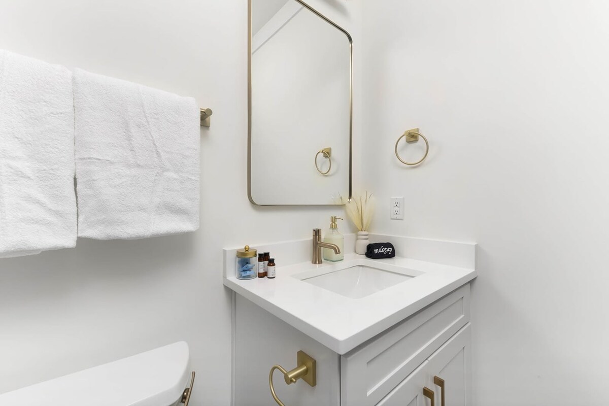 Full Bathroom 4