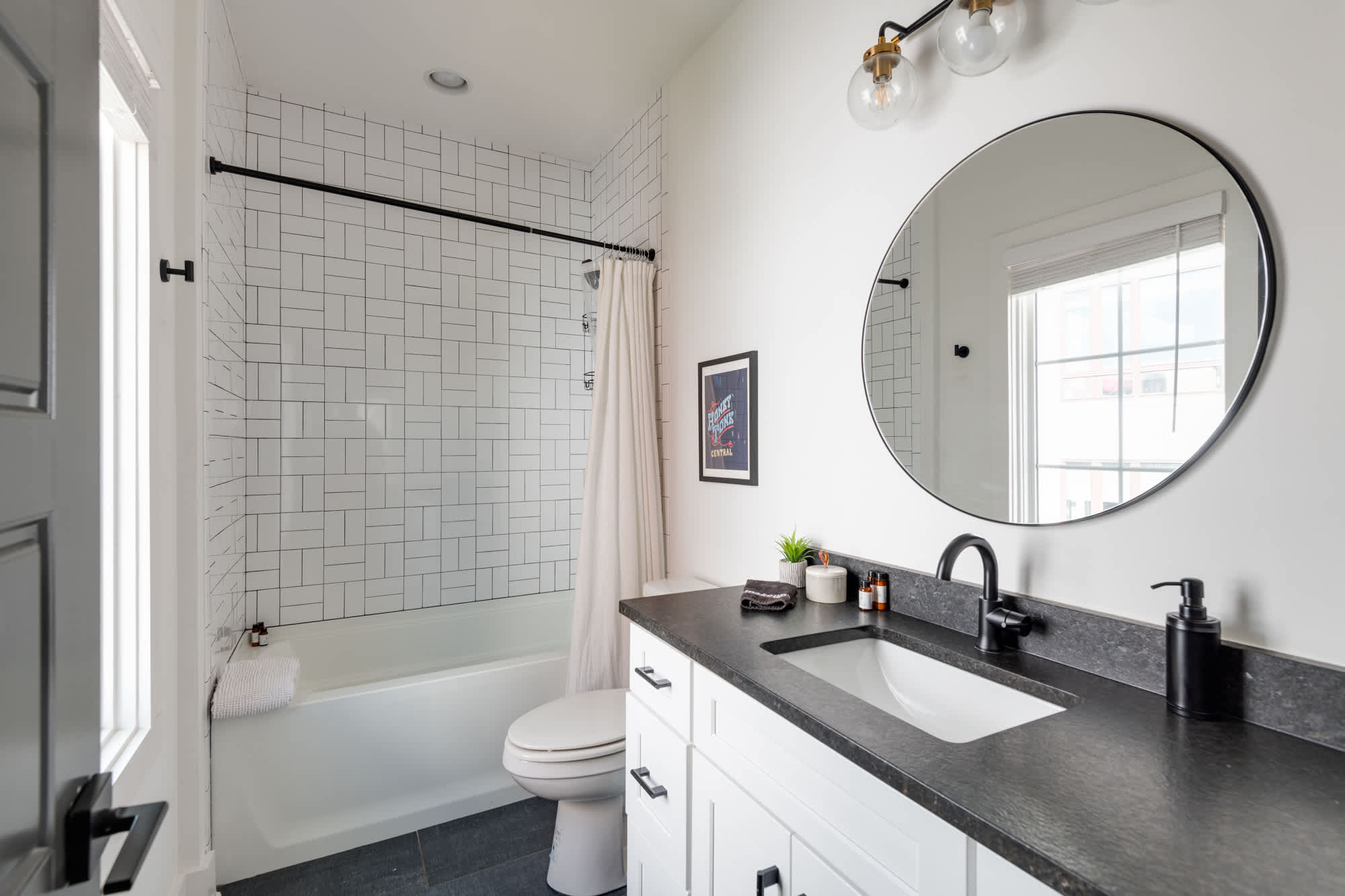Full Bathroom 2
