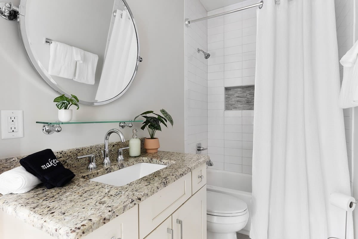 Full Bathroom 2