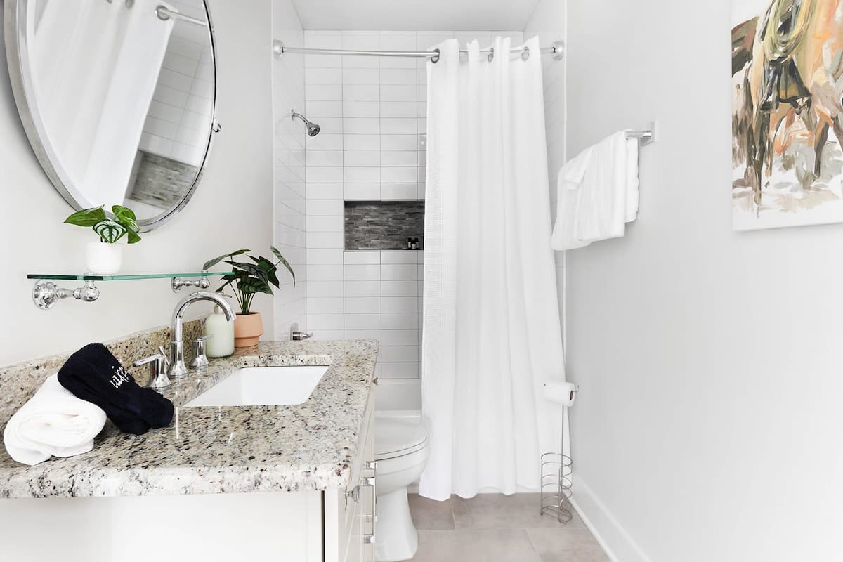 Full Bathroom 1
