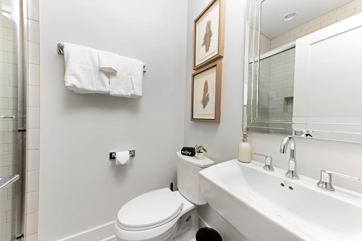 Full Bathroom 3