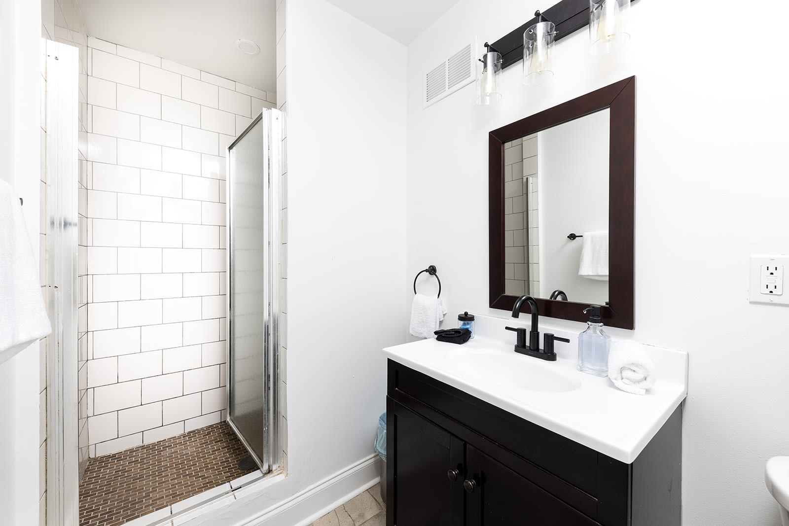 Full Bathroom 2