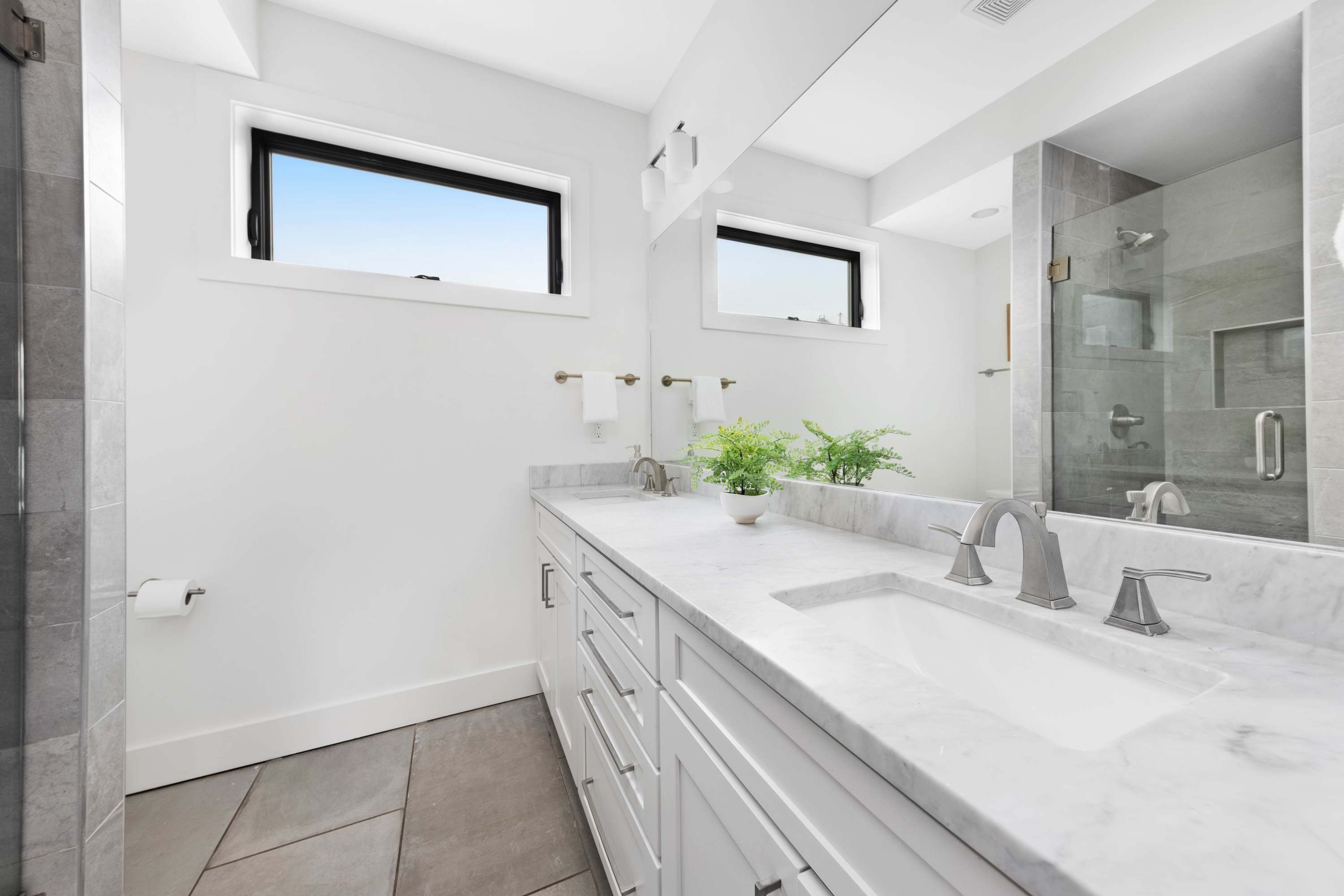 Full Bathroom 1
