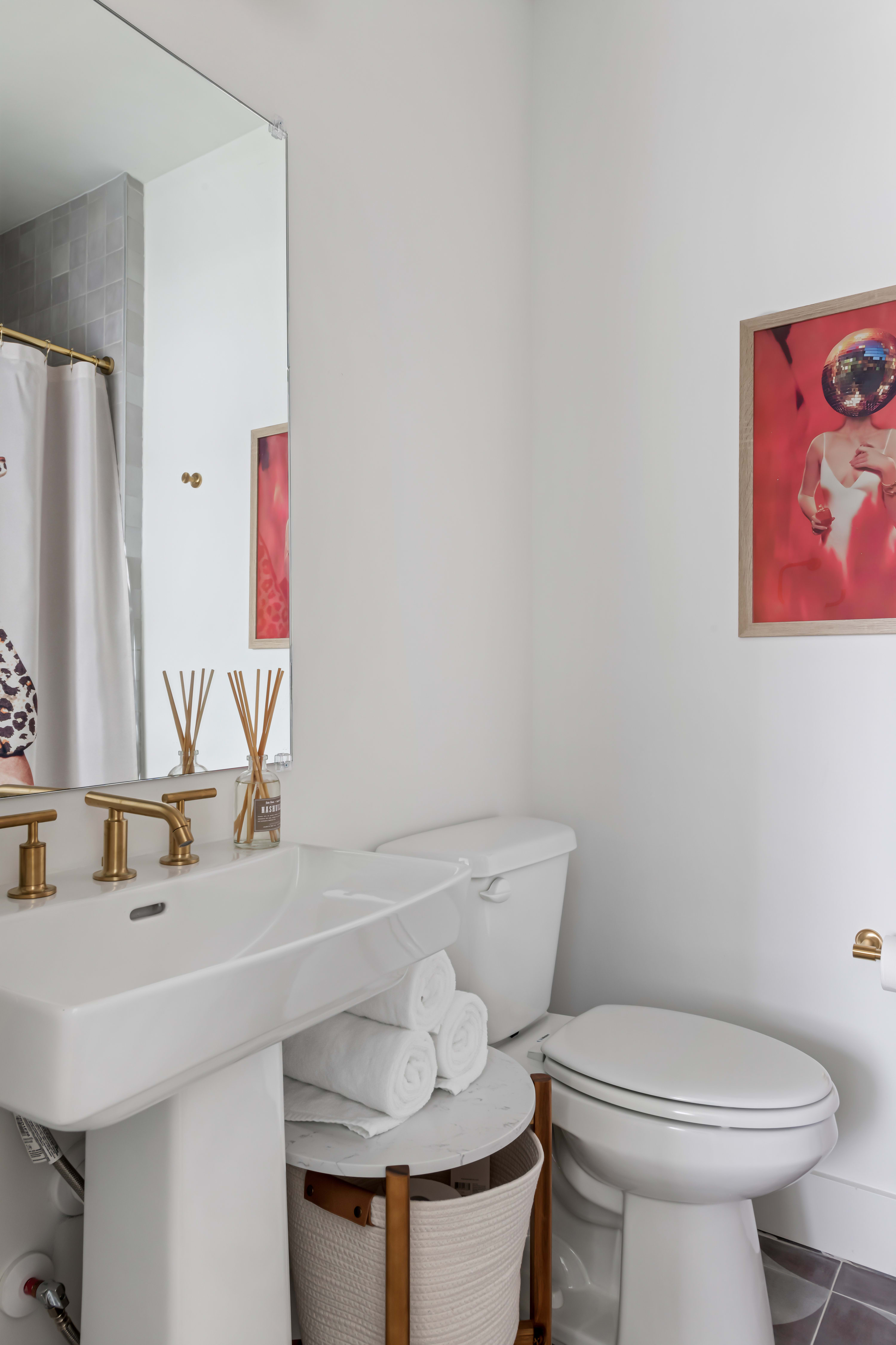Full Bathroom 4