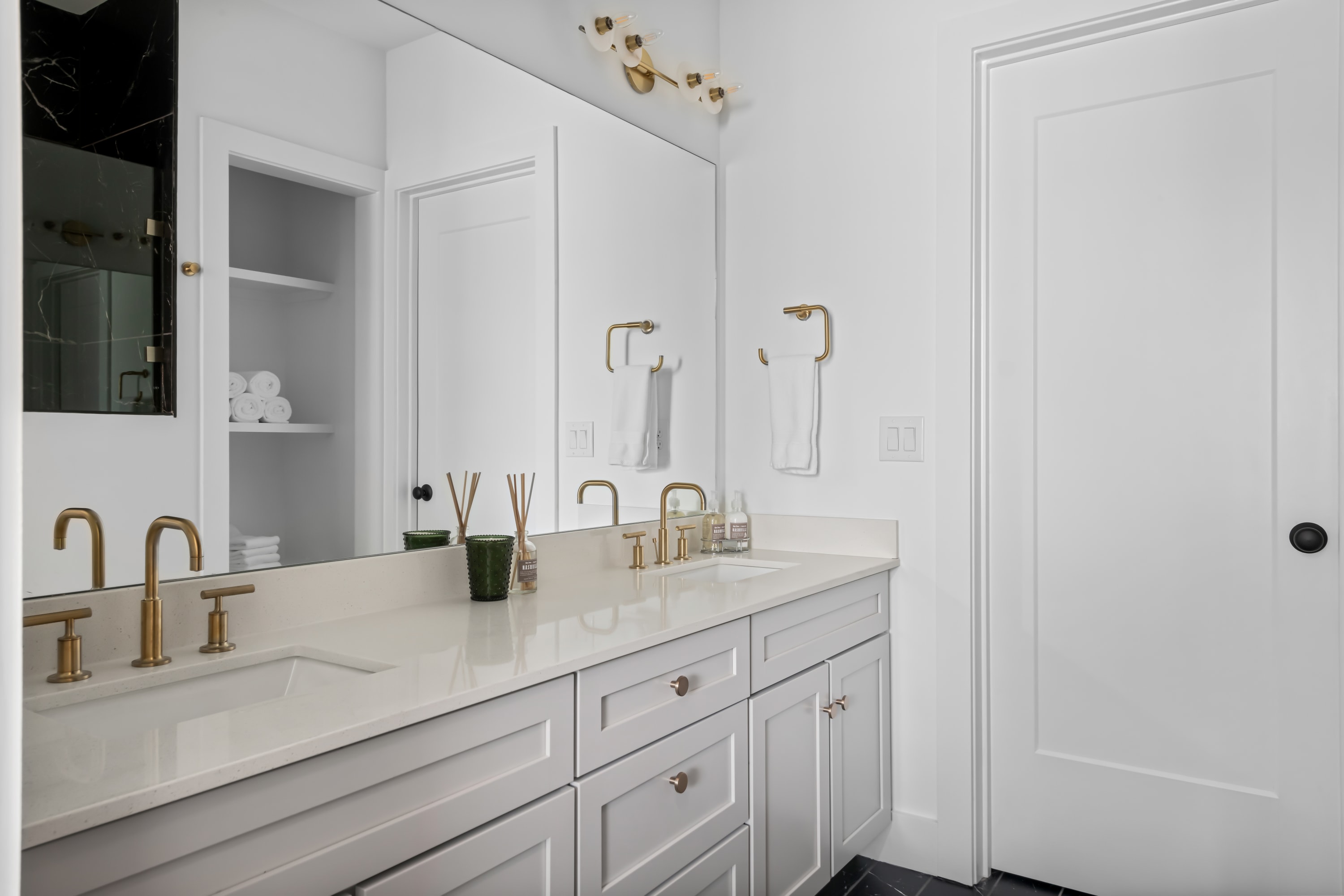 Full Bathroom 1