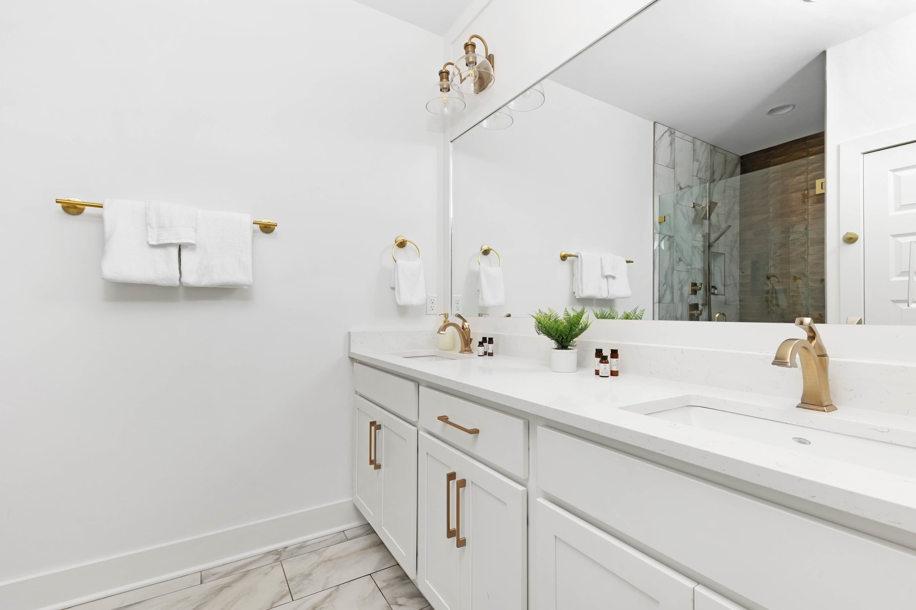 Full Bathroom 1