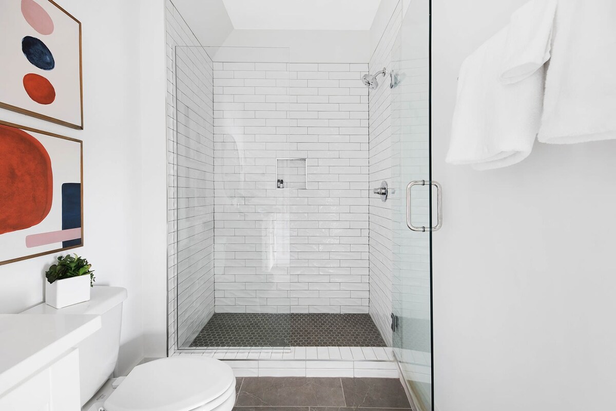 Full Bathroom 2