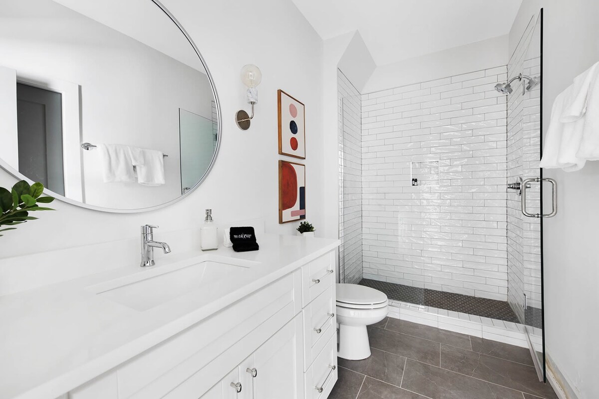 Full Bathroom 4