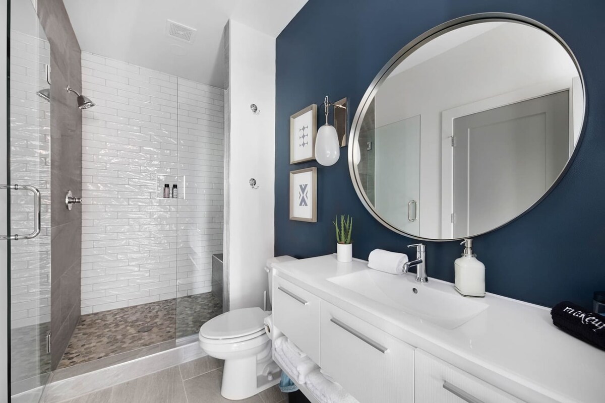 Full Bathroom 1