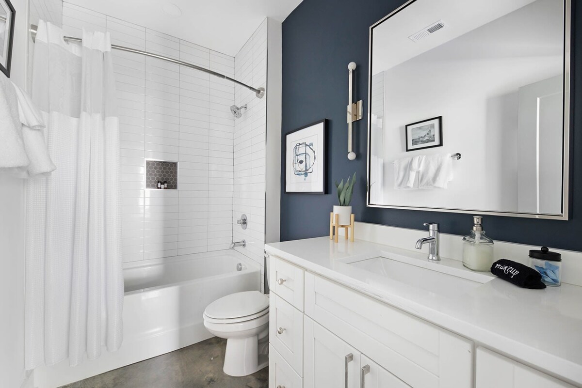 Full Bathroom 3