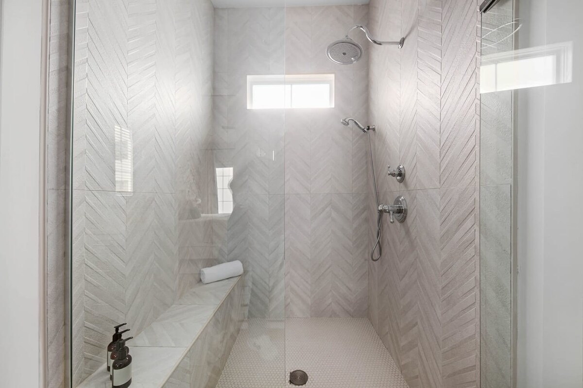Full Bathroom 2