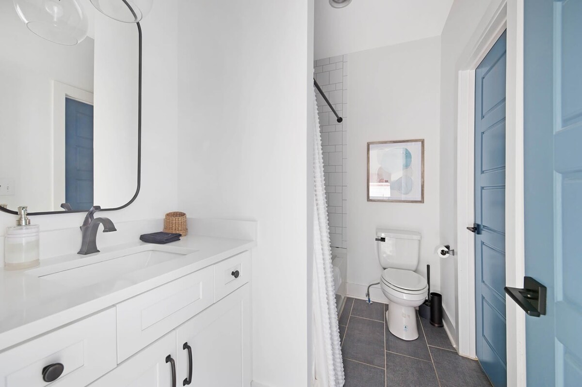 Full Bathroom 1