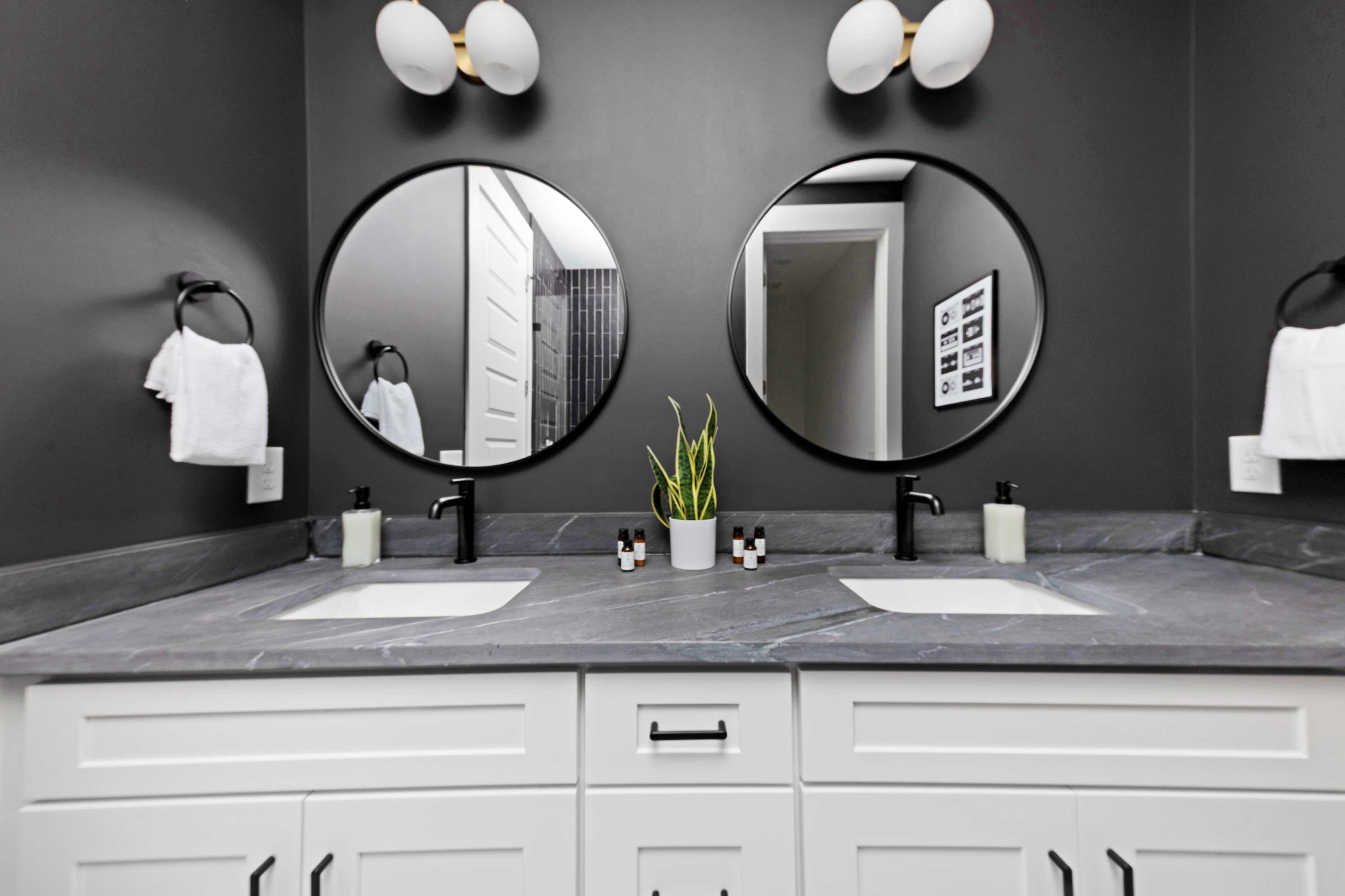 Full Bathroom 1