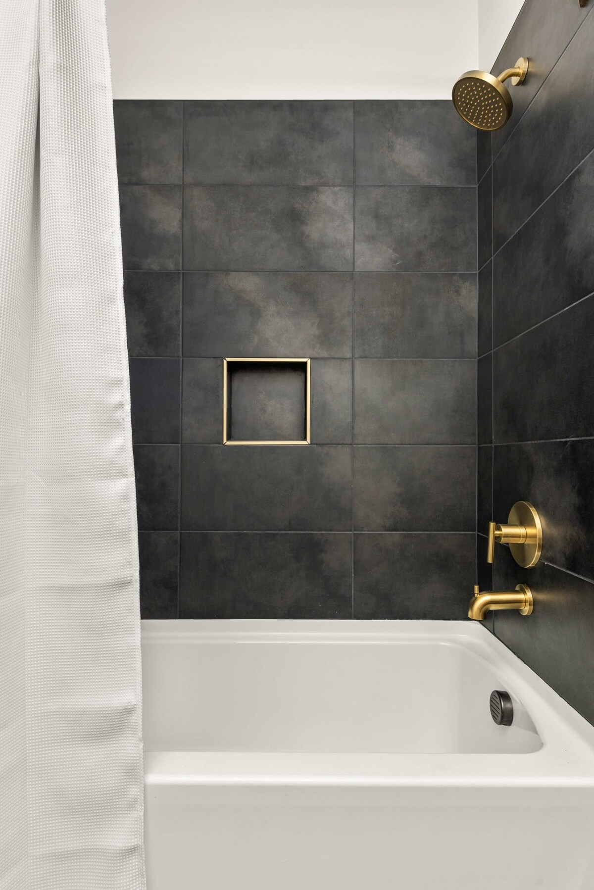 Full Bathroom 2